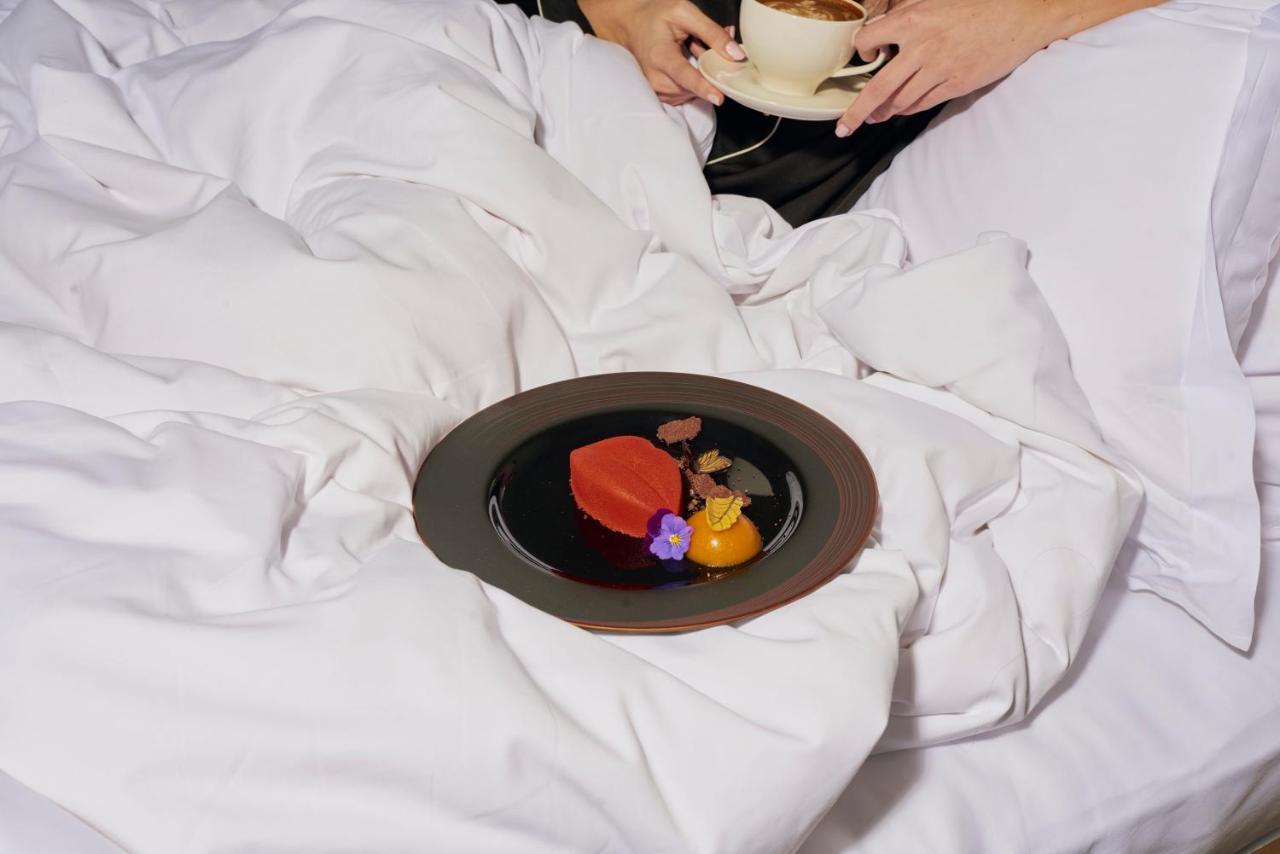 Sanderson Лондон Екстериор снимка A woman eating a heart-shaped dessert