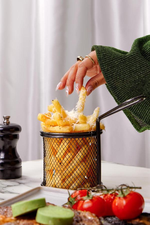 Sanderson Лондон Екстериор снимка Parmesan cheese being sprinkled on chips