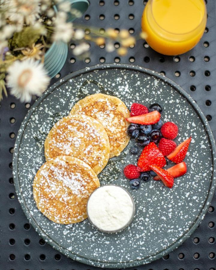 Sanderson Лондон Екстериор снимка Pancakes with fruit