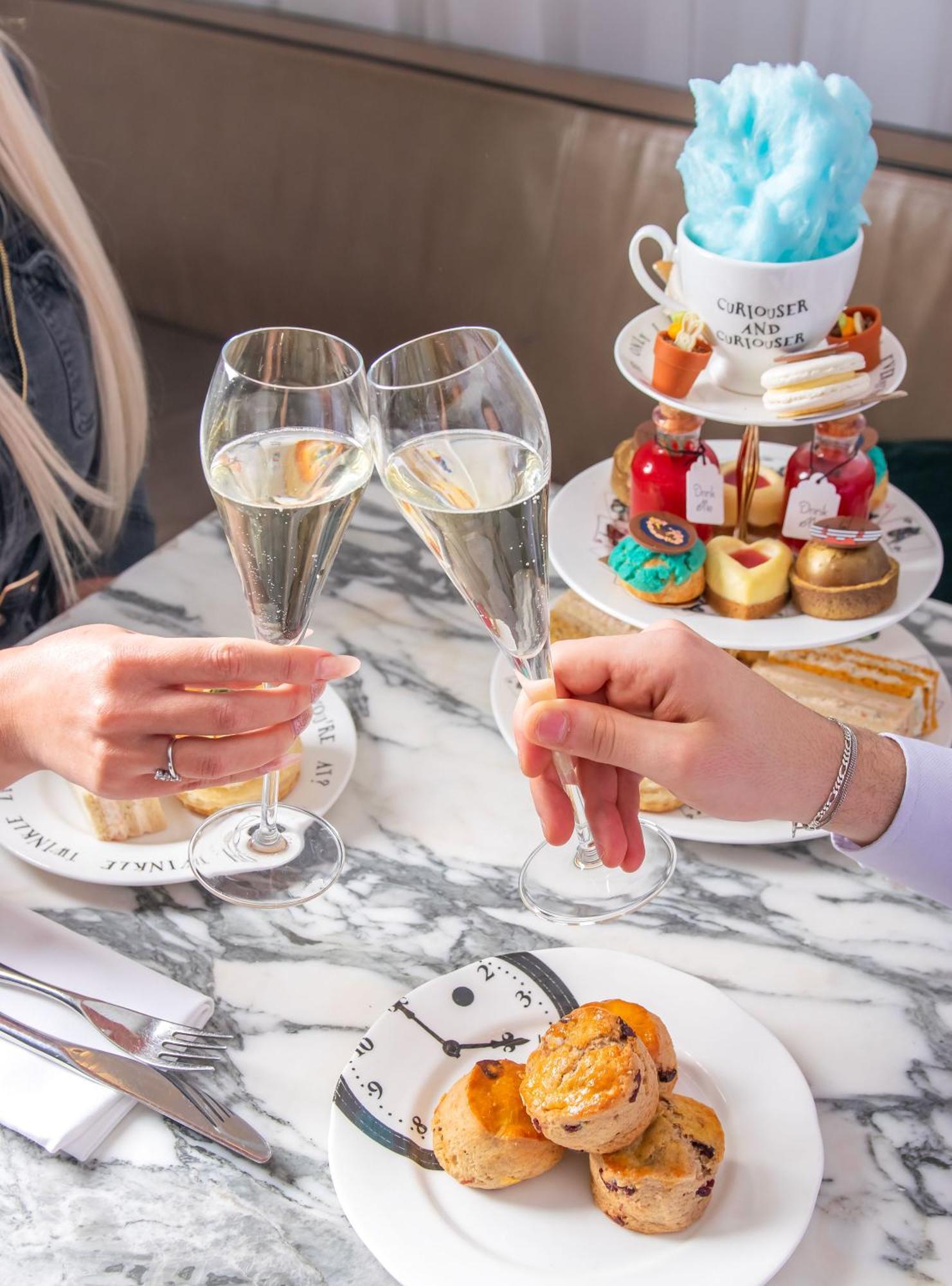 Sanderson Лондон Екстериор снимка Champagne and afternoon tea